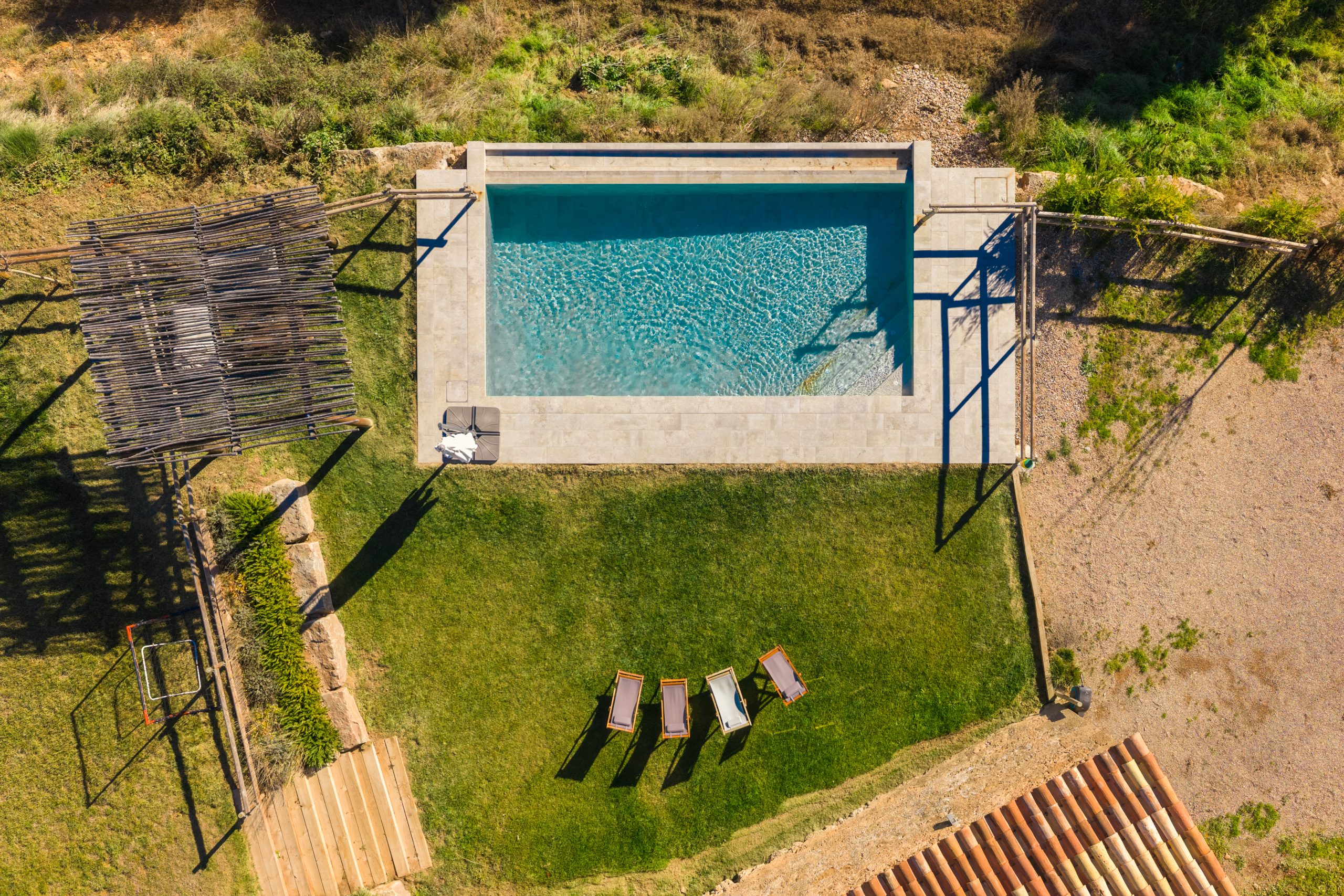 Lee más sobre el artículo Verano en el Solsonès: hotel rural con piscina y serenidad japonesa